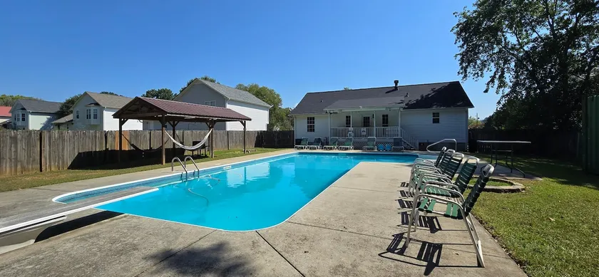 Beautiful Ranch Style House With Pool - Image 1