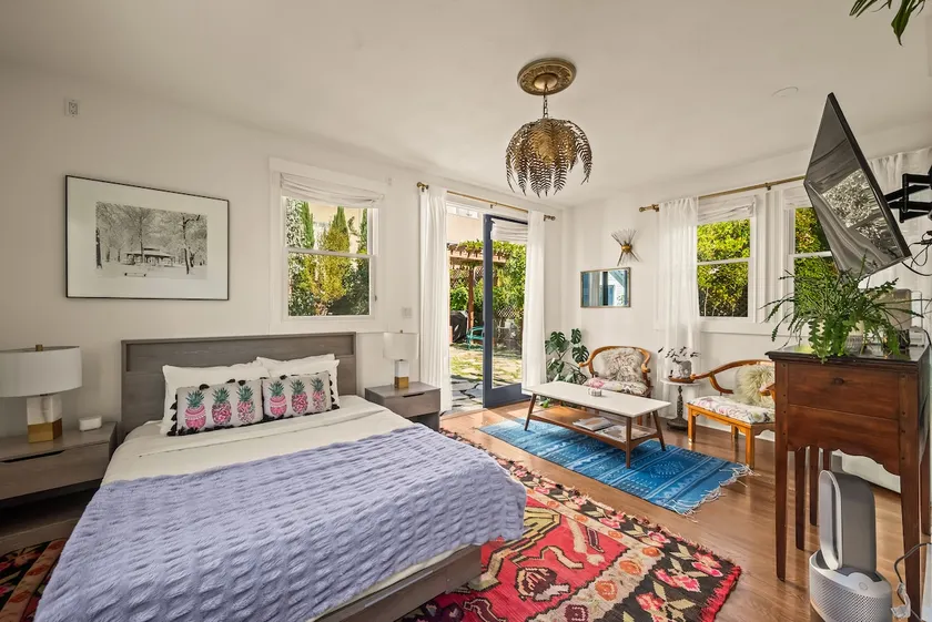 Jungalo Guest Suite - New with MCM accents - Image 1