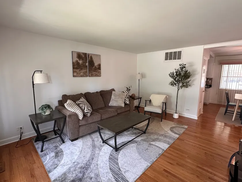 Spacious 3BR Home near O’Hare & Woodfield - Image 1