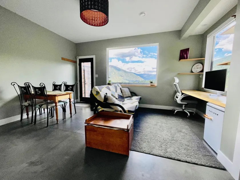 Comfortable lodging near ski hill & town - Image 1