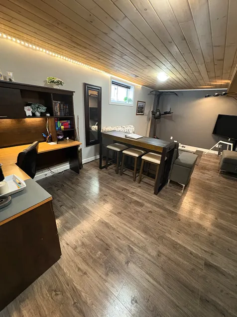 Spacious Private Suite close to CFB, RMC, 401 & DT - Image 1