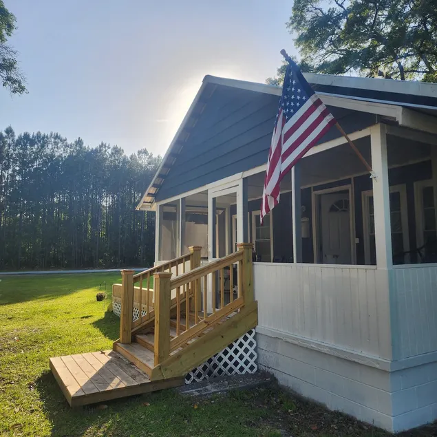 Farmhouse Suite: Modern Amenities, Historic Soul - Image 1