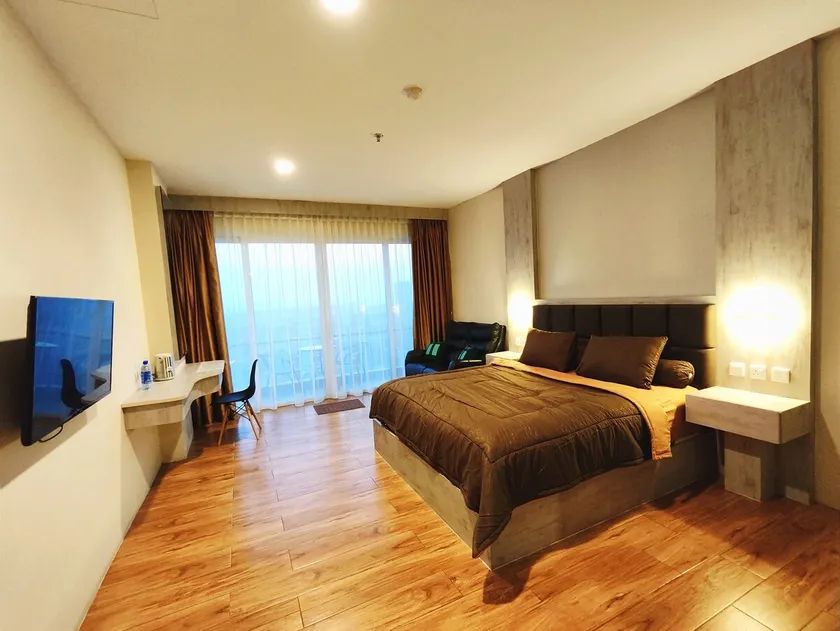 1BR Aston Residence with Swimming Pool & Gym - Image 1