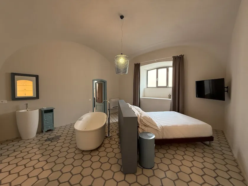 Apt w Jacuzzi_Hammam_2 bth_Kitchn_welcome drink - Image 1