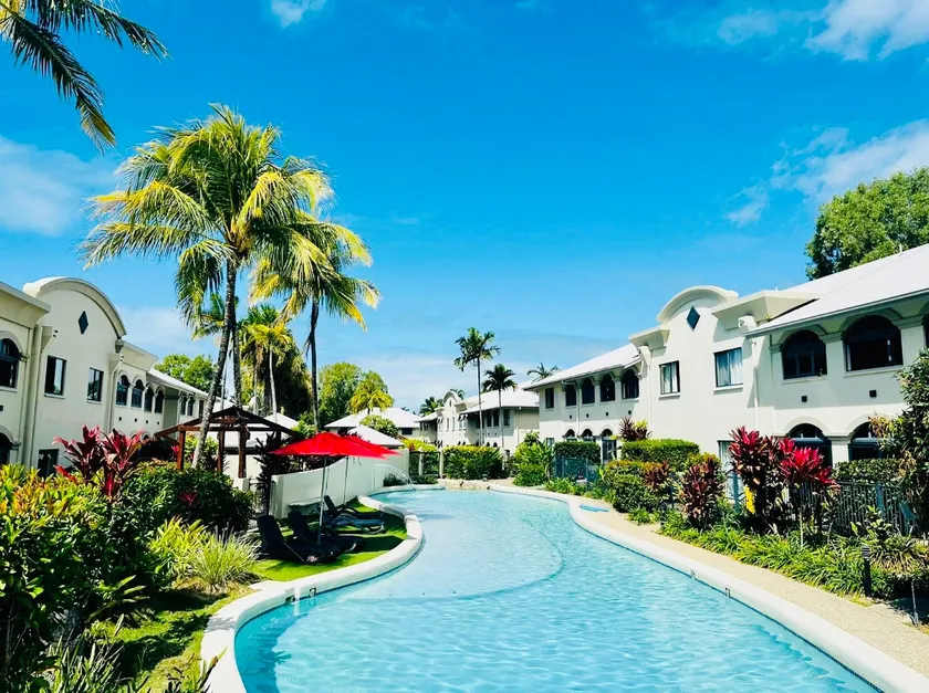 Apartment in Palm Cove - Image 1