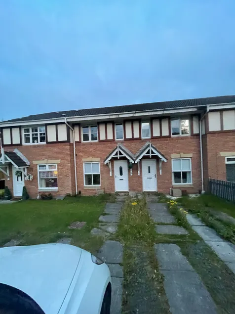 Cozy 2 bed house near to M8 - Image 1