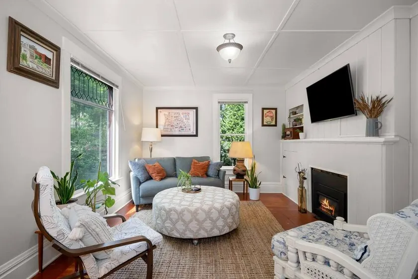Vintage-chic, pet-friendly Spokane bungalow. - Image 1