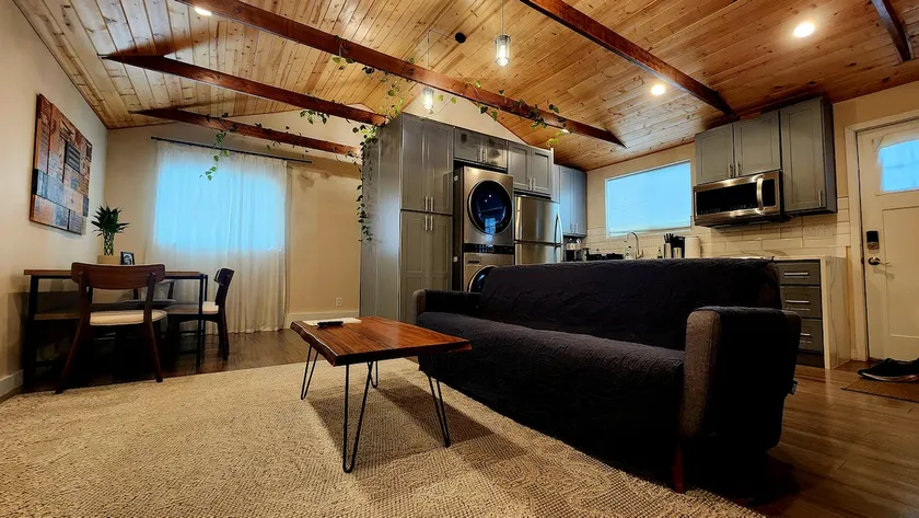 Cozy Guesthouse Getaway - Image 1