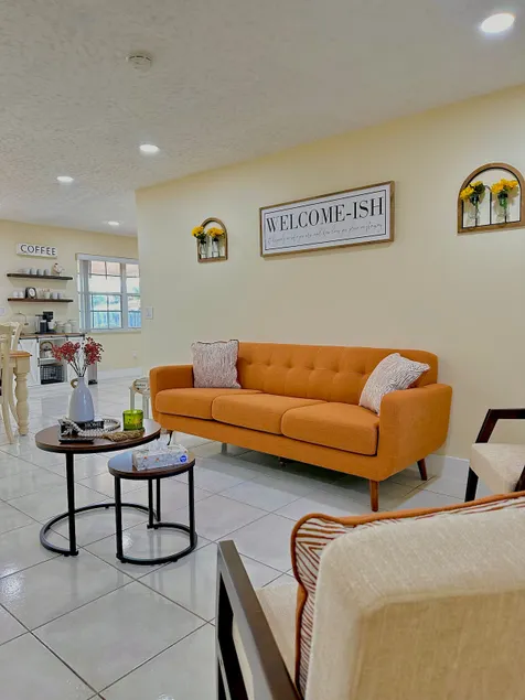 Cozy Farmhouse Home in Miami - Image 1