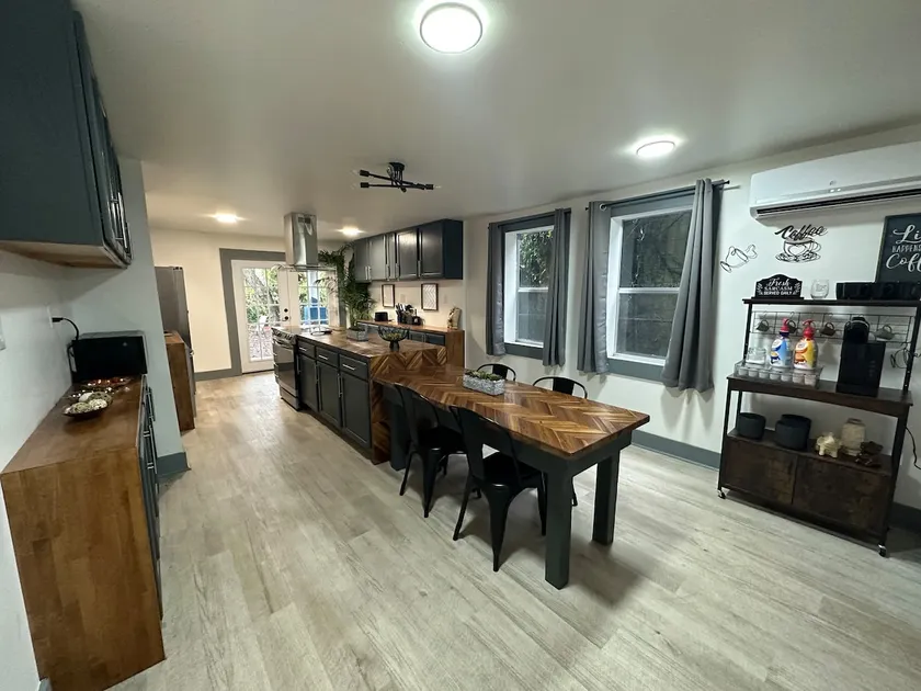 Spacious • Modern ~ DT Brunswick - Image 1
