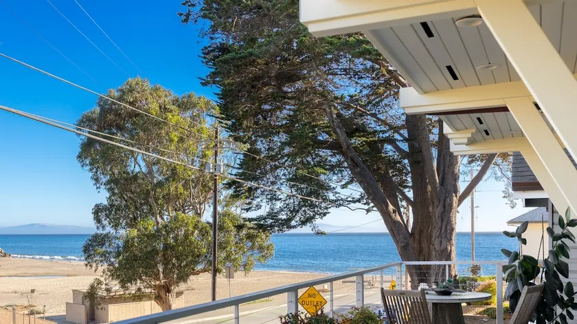 Beach Front Dream House! Hottub/E-Bikes/Surfboards - Image 1