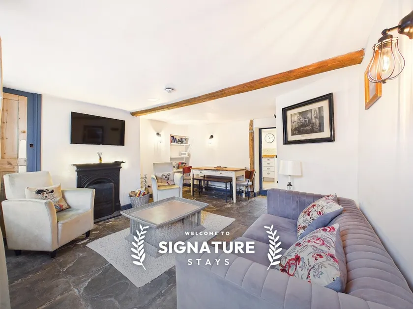 The Bolt Hole, Cotswold Cottage, Moreton-In-Marsh - Image 1