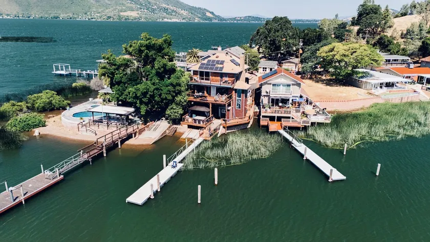 Lakefront | Hottub | Private Dock | 3 Story House - Image 1