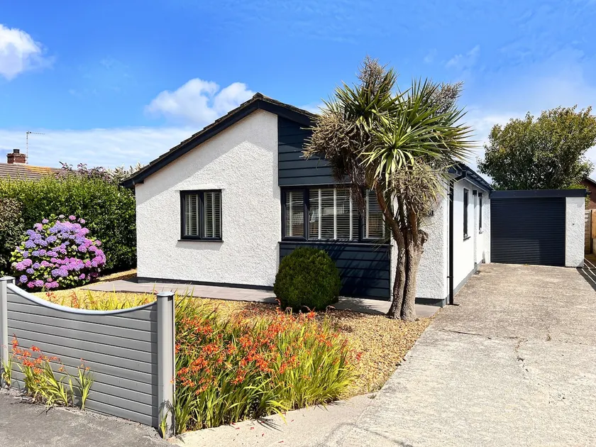 Stylish Dog Friendly Coastal Bungalow with garden - Image 1