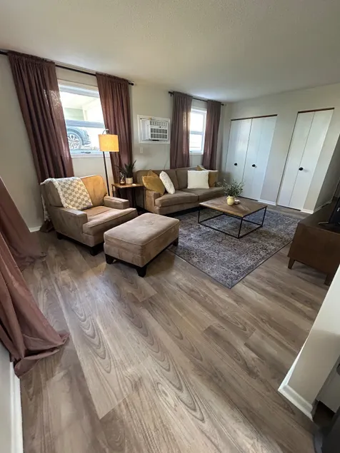 2 bed/1 bath recently updated unit with garage! - Image 1