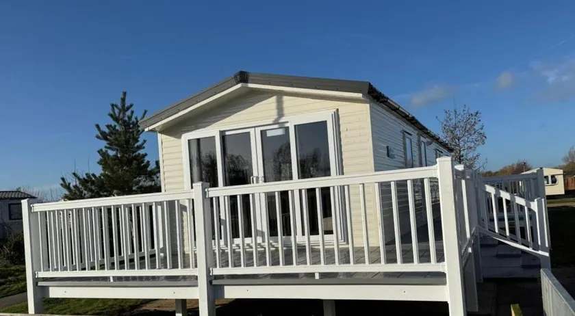 JEMs Hot-Tub Getaways 8 berth at Tattershall Lakes - Image 1