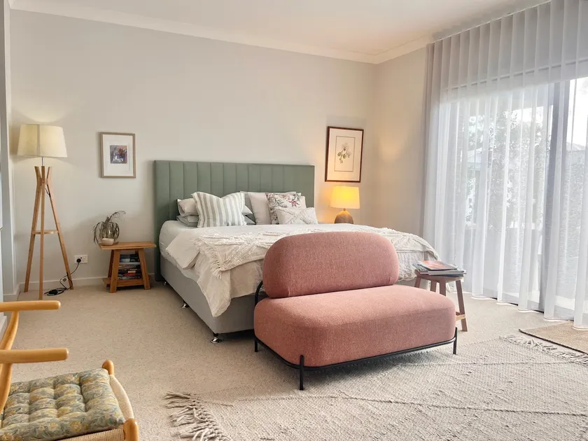 Stunning space in Wagga opposite golf course - Image 1