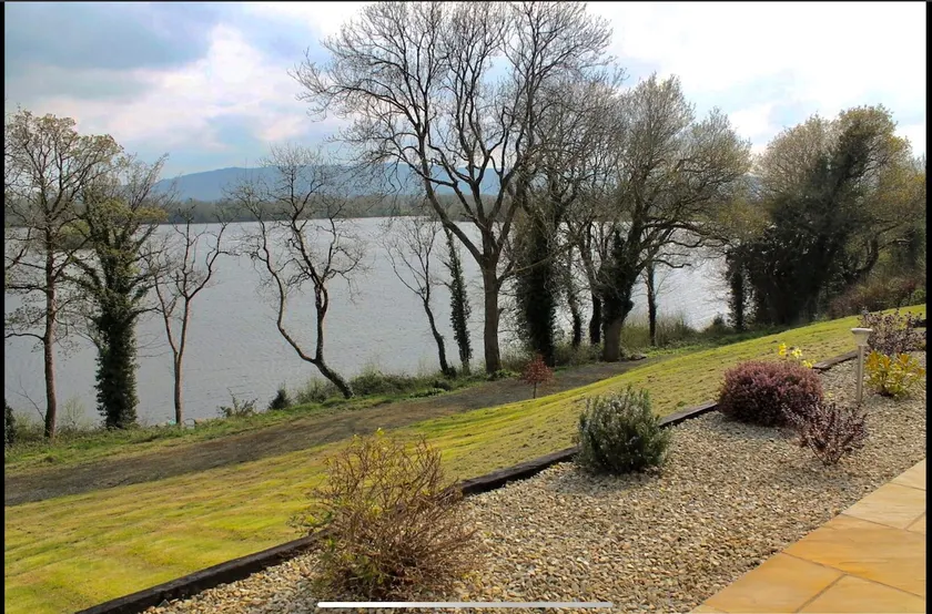 Bluebell lake house - Image 1