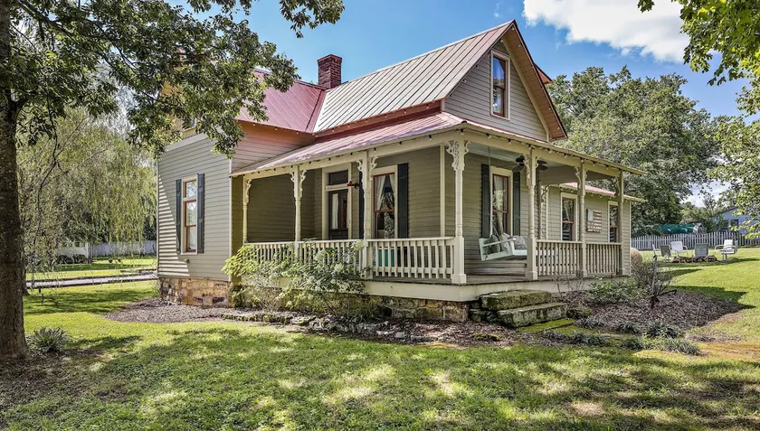2 Min Walk to Village! Wraparound Porch, Fire Pit - Image 1