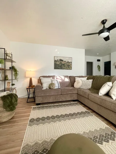 King Bed | Pet Friendly Watts Bar No Chore Stay - Image 1