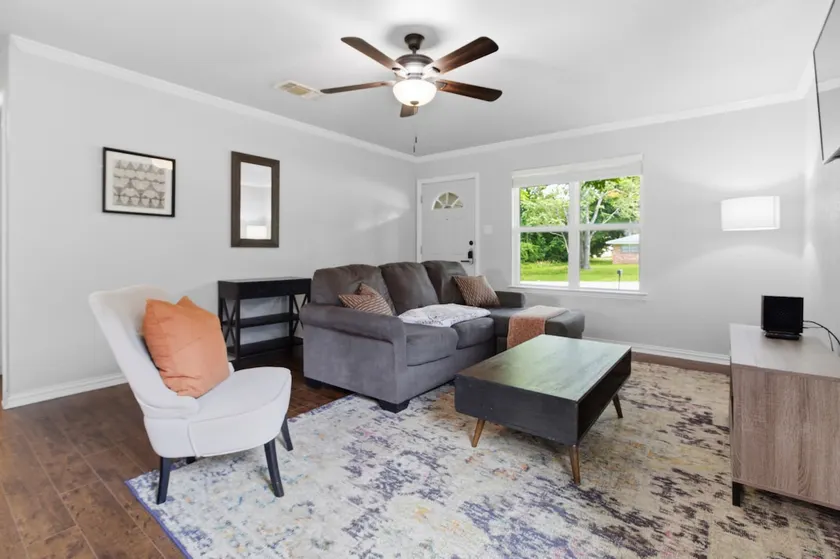 Relaxing 3BR Home, Sleeps 8, Fenced Yard for PETS - Image 1
