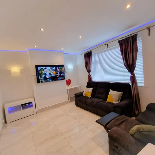 Delightful & Spacious Guest House in Farnworth Near Bolton Hospital - Image 1