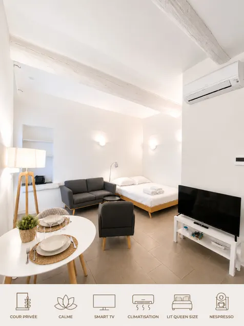 Le Patio Secret • Studio overlooking a courtyard • Air-conditioned - Image 1