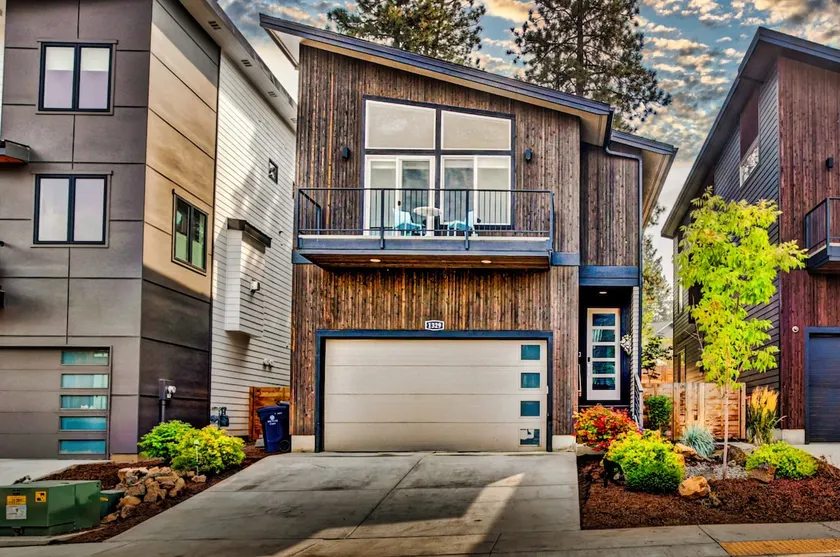 Modern Home Close to OLD MILL | HOT TUB! | 6 Bikes - Image 1