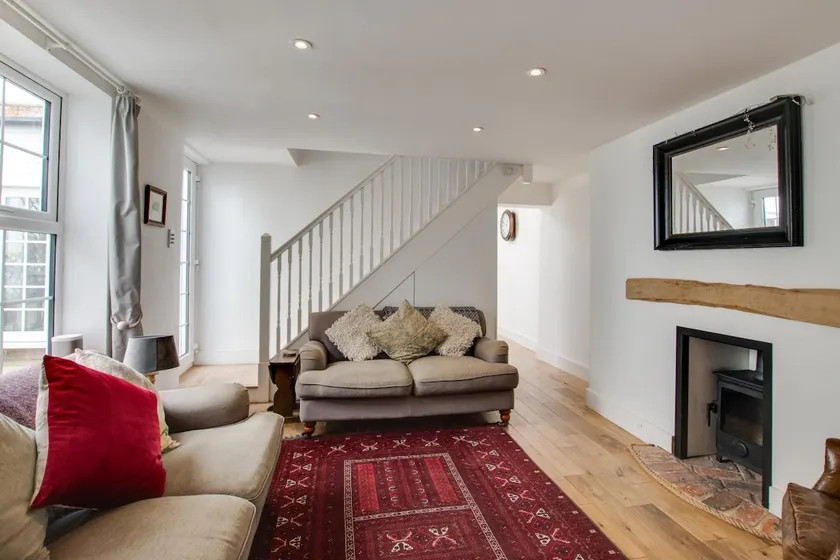 3 Bed in Folkestone oc-75607 - Image 1