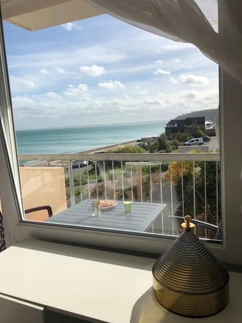 T2 Horizon, beachfront with sea view - Image 1