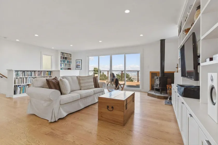 Beautiful views of the bay – 2 bedroom apartment - Image 1