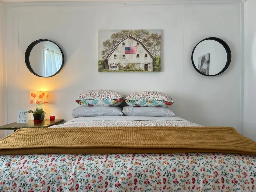 Vintage Chic Mountain Cottage #8 - Image 1