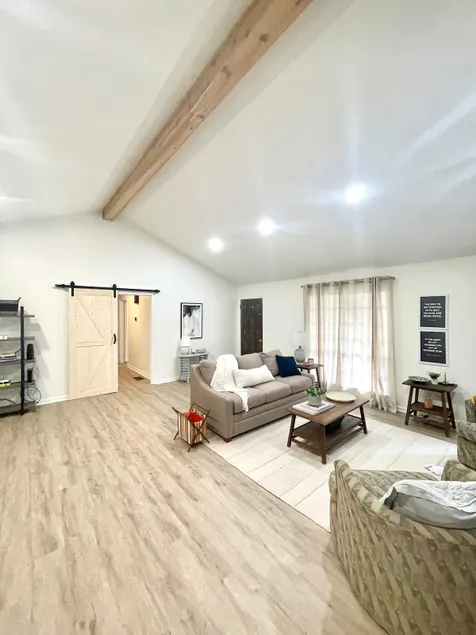 FRESH & Newly Renovated 3/2 • Golden Deer - Image 1