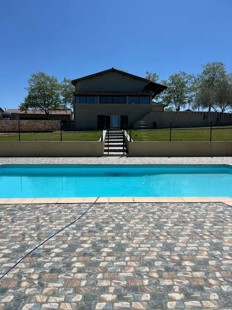 Spacious cottage with heated pool - Image 1