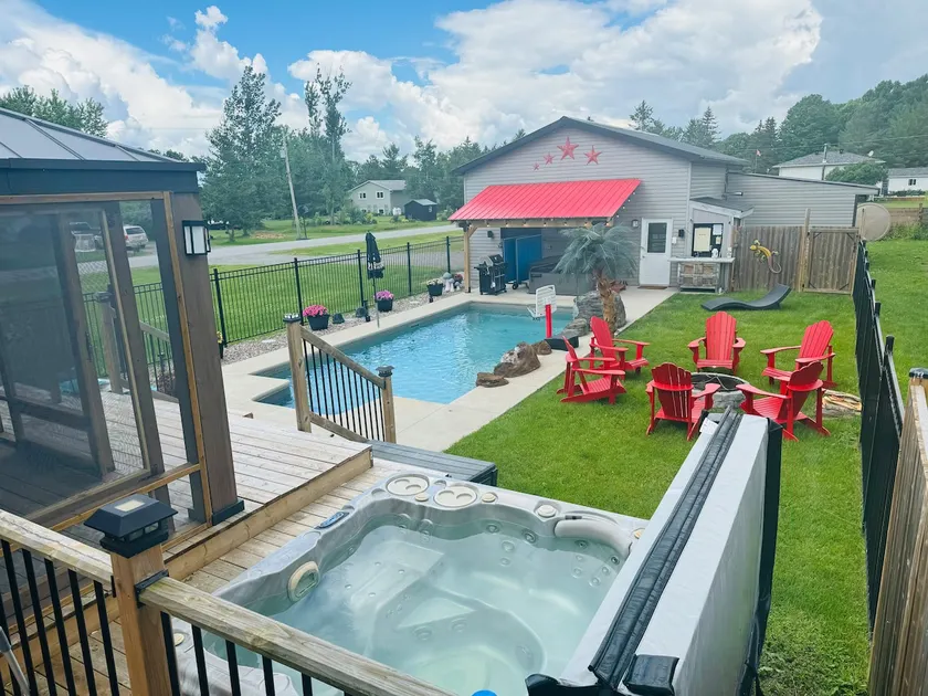 Ultimate Gamers Retreat, Arcade, pool & Hot Tubs - Image 1