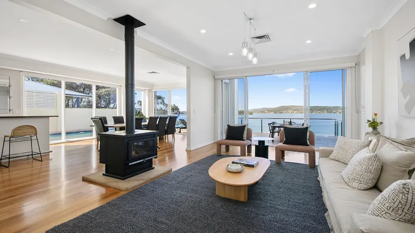 Waterfront, pool, private jetty - Image 1