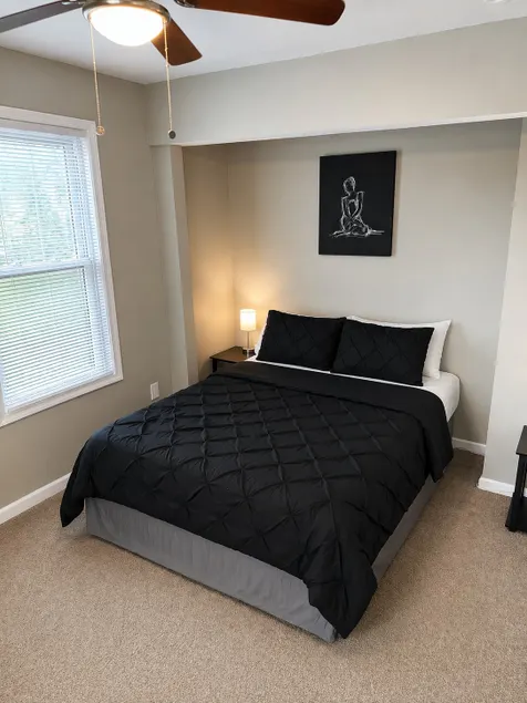 Modern 1BR Apt • Free Parking + Central Location - Image 1