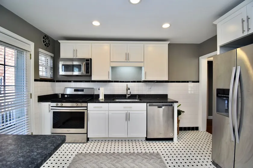 4 Bed 2.5 bath, tree lined tranquility. Sleeps 11! - Image 1
