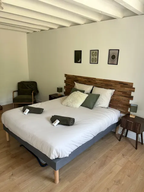 Bedroom with independent entrance. - Image 1