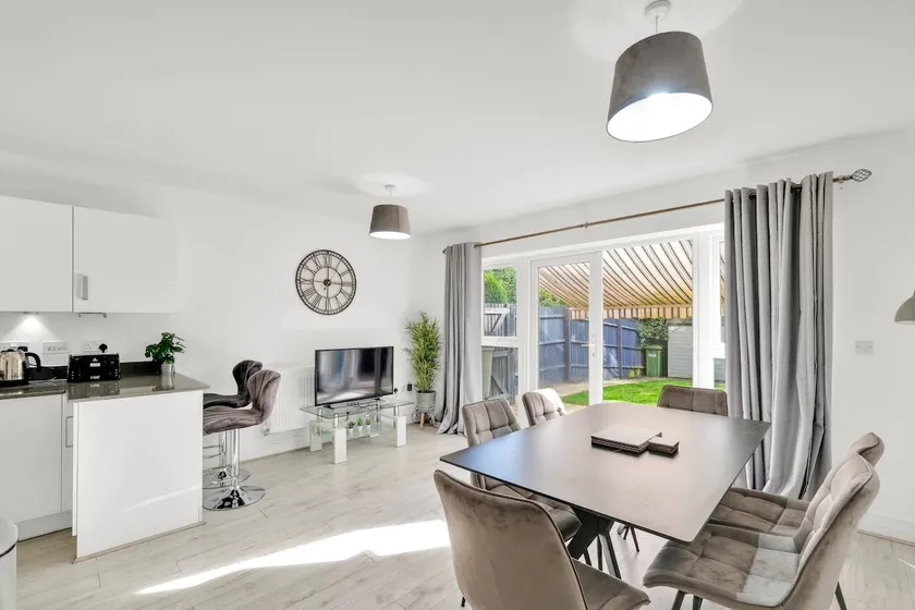 Foxherne 6BDR 3BA Serviced House with Parking - Slough By 360Stays - Image 1