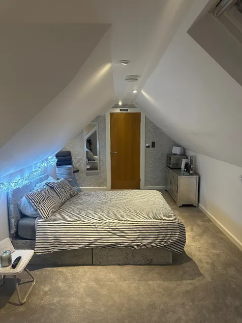 Cozy 1 bed Urban Haven - Image 1