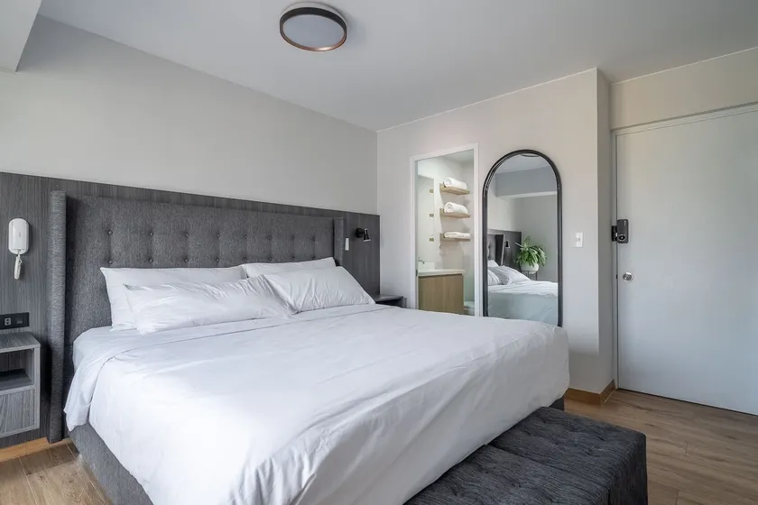 Studio King Bed Miraflores AC | Coworking, Gym, Garage - Image 1