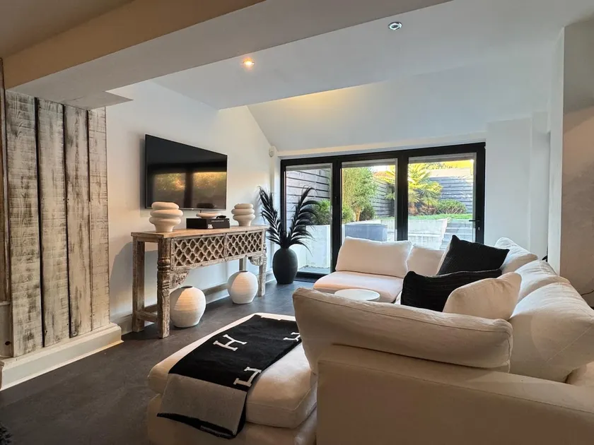 The pink door Henley luxurious 3 storey cottage - Image 1