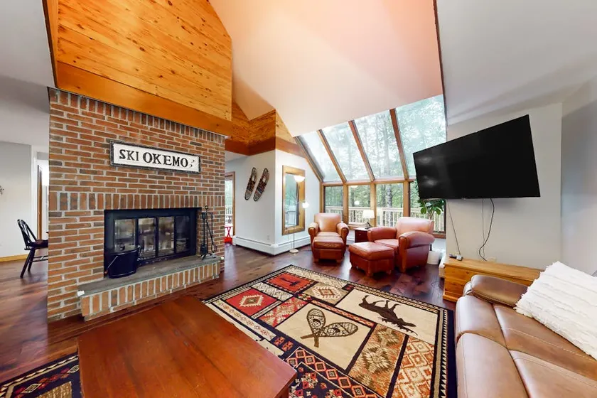 Woodland 3BR with Echo Lake access, pool & dock - Image 1