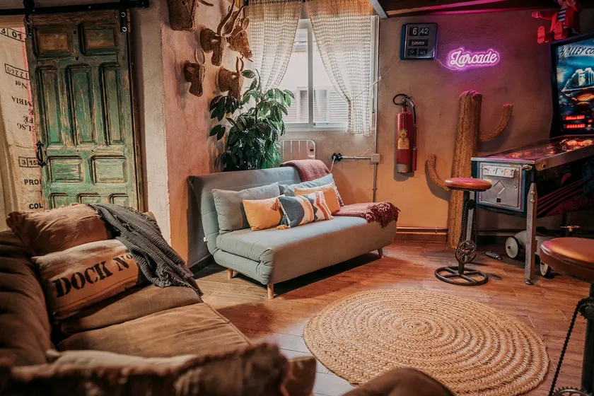 Romantic loft with hot tub – Larcade Industrial Loft - Image 1