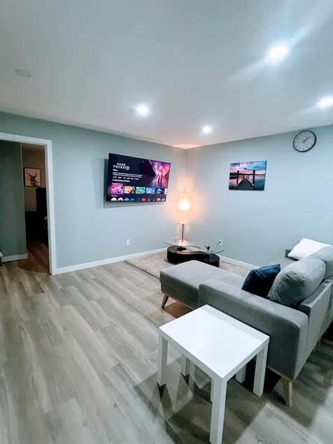 Cozy 2-Bedroom Basement Haven King and Queen beds - Image 1