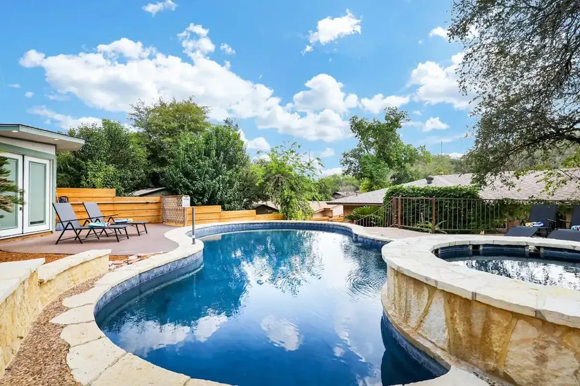 Heated Swimming pool & Hot tub 7 bed central home - Image 1