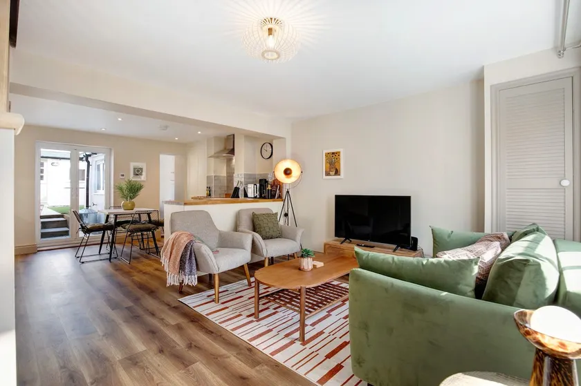 Beautifully refurbished cottage in lower Wivenhoe. - Image 1