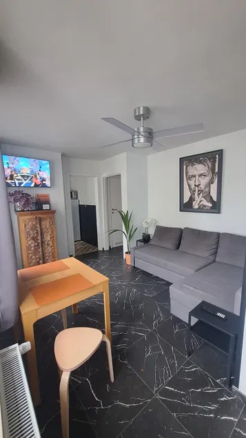 Large, quiet studio on the top floor with elevator access - Image 1