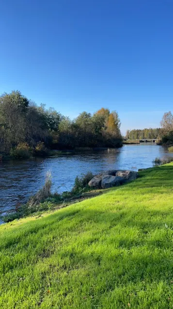 Small detached house by the river - Image 1